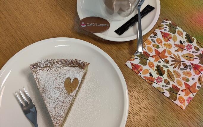 Feiner Apfelkuchen mit einem guten Chai Latte, einfach lecker.