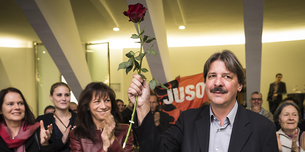 Eine Rose für Paul Rechsteiner: Der Gewerkschaftspräsident schaffte im zweiten Wahlgang die Wiederwahl in den Ständerat. Der 63-Jährige liess seinen Herausforderer von der SVP deutlich hinter sich. Eine Rose für Paul Rechsteiner: Der Gewerkschaftspräsident schaffte im zweiten Wahlgang die Wiederwahl in den Ständerat. Der 63-Jährige liess seinen Herausforderer von der SVP deutlich hinter sich.