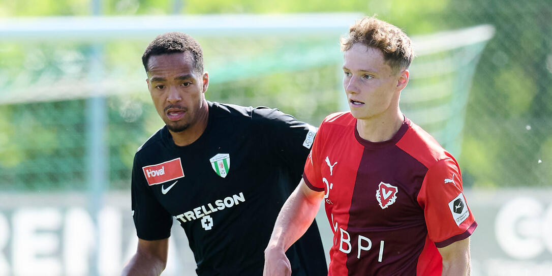 Fast schon unscheinbar absolvierte Nico Rissi (r.), U21-Spieler des Grasshopper Club Zürich, ein Testspiel im rot-weissen Trikot.