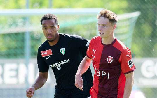 Fast schon unscheinbar absolvierte Nico Rissi (r.), U21-Spieler des Grasshopper Club Zürich, ein Testspiel im rot-weissen Trikot.