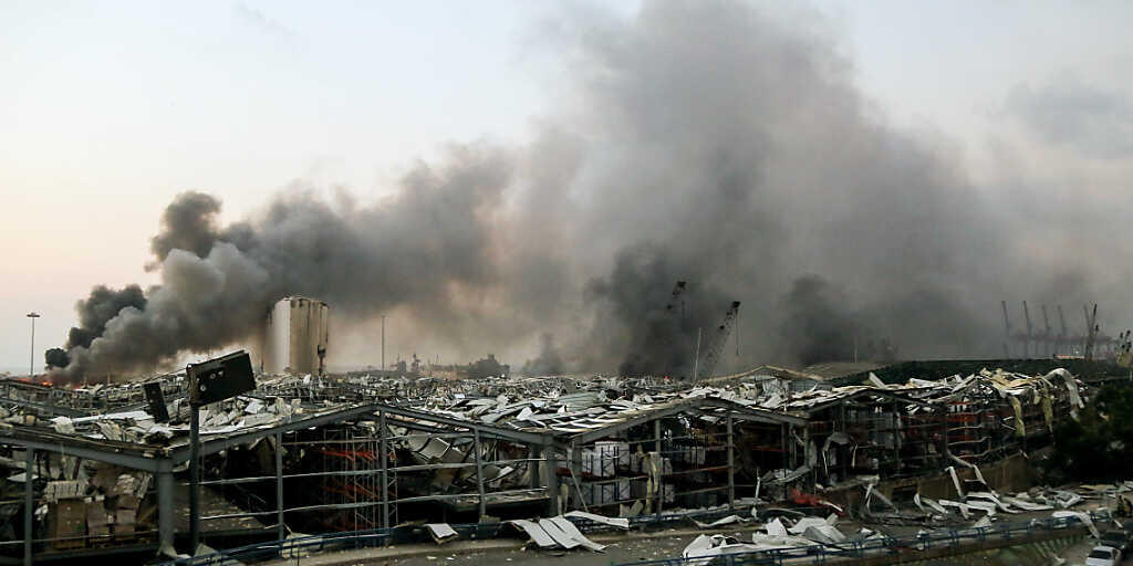 ARCHIV - Rauch steigt nach einer Explosion über einem Gebäude am Hafen auf. Mehr als vier Monate nach der verheerenden Explosion im Hafen von Beirut hat ein libanesischer Ermittlungsrichter Anklage gegen den amtierenden Regierungschef Diab und drei frühere Minister erhoben. Foto: Marwan Naamani/dpa