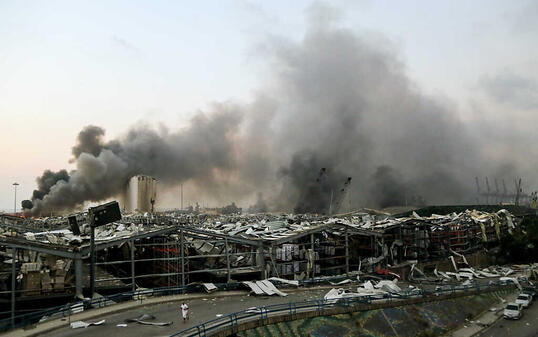 ARCHIV - Rauch steigt nach einer Explosion &uuml;ber einem Geb&auml;ude am Hafen auf. Mehr als vier Monate nach der verheerenden Explosion im Hafen von Beirut hat ein libanesischer Ermittlungsrichter Anklage gegen den amtierenden Regierungschef Diab und drei fr&uuml;here Minister erhoben. Foto: Marwan Naamani/dpa