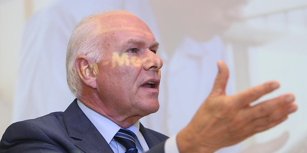 Swissmem-Präsident Hans Hess gehört zu den Gegnern der Energiestrategie. Aus seiner Sicht haben sich der Bundesrat und das Parlament um die Schlüsselfrage gedrückt. (Archivbild)