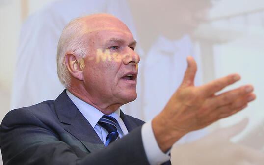Swissmem-Präsident Hans Hess gehört zu den Gegnern der Energiestrategie. Aus seiner Sicht haben sich der Bundesrat und das Parlament um die Schlüsselfrage gedrückt. (Archivbild)