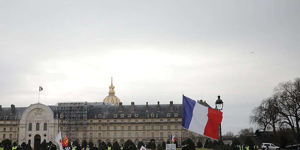 In Paris haben sich erneut "Gelbwesten" zu einer Kundgebung versammelt.