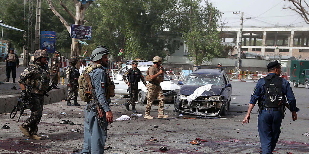 Afghanische Sicherheitskräfte am Tatort eines Selbstmordanschlags in der Provinz Nangarhar.