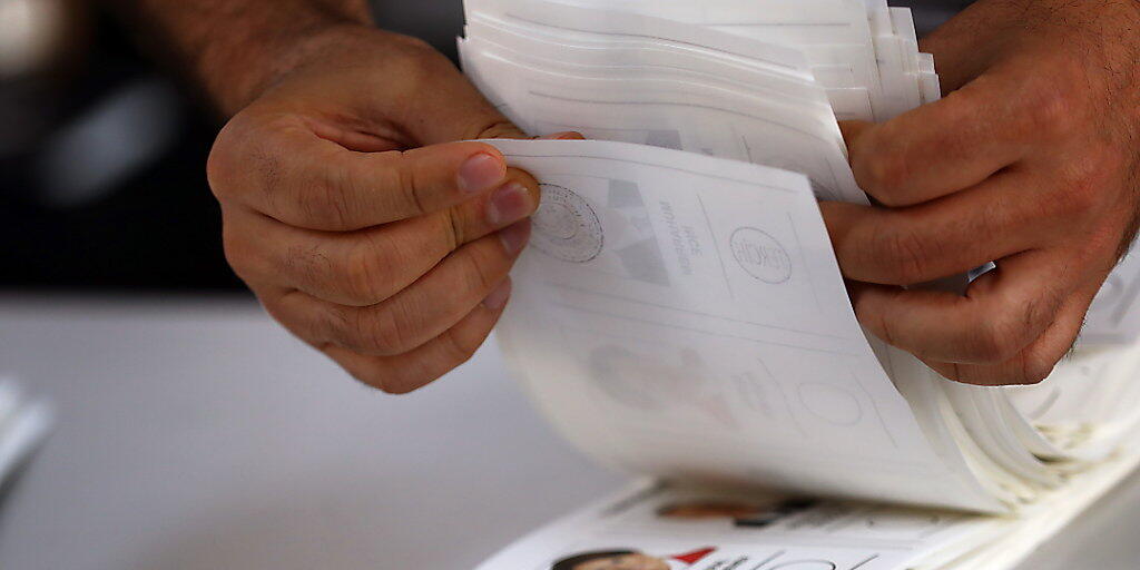 Auszählung der Stimmen in Istanbul: Die OSZE-Wahlbeobachtermission hat einen "Mangel an gleichen Bedingungen" bei den Wahlen in der Türkei kritisiert, dabei aber festgehalten, dass die Regeln weitgehend eingehalten worden seien.