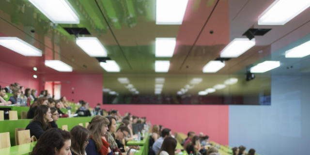 Studierende in einem Vorlesungssaal der Uni Zürich (Archiv) Studierende in einem Vorlesungssaal der Uni Zürich (Archiv)