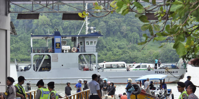 Polizisten vor der Exekution bei der Fähre zur Insel Nusakambangan Polizisten vor der Exekution bei der Fähre zur Insel Nusakambangan