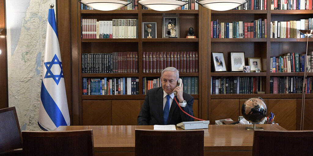 HANDOUT - Der israelische Ministerpräsident Benjamin Netanjahu während einer Telefonkonferenz mit dem US-Präsidenten, dem Kronprinzen des Emirats Abu Dhabi und dem stellvertretenden Oberbefehlshaber der Streitkräfte der Vereinigten Arabischen Emirate. Foto: Koby Gideon/GPO/dpa - ACHTUNG: Nur zur redaktionellen Verwendung im Zusammenhang mit der aktuellen Berichterstattung und nur mit vollständiger Nennung des vorstehenden Credits