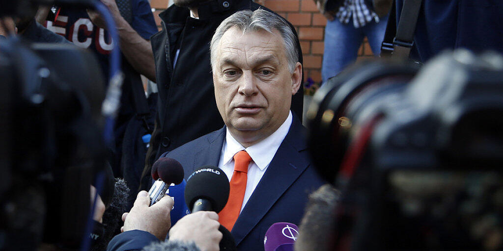 Gefragter Mann: Ungarns Premierminister Viktor Orban spricht vor einem Wahllokal in Budapest mit Medienvertretern. Sollte sich Orban bei der Parlamentswahl durchsetzen, wäre es seine dritte Amtszeit in Folge.