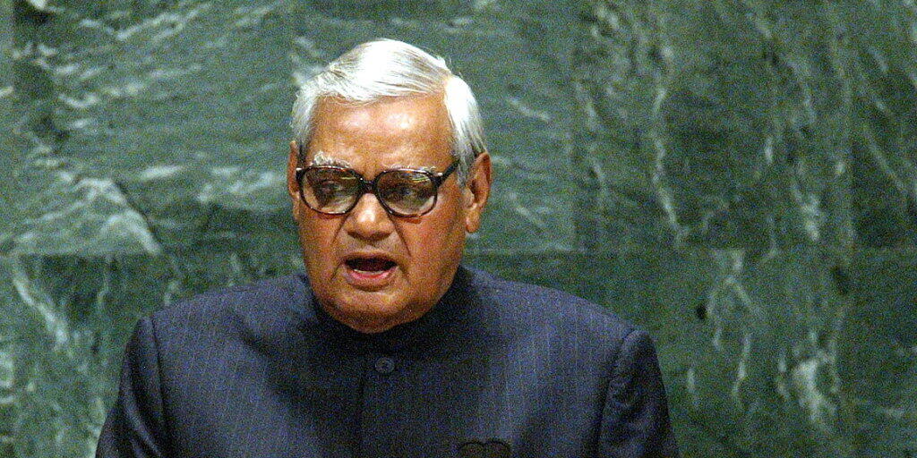Atal Bihari Vajpayee hat Indien dreimal als Premier regiert, zuletzt von 1999 bis 2004.
Nun ist er 93-jährig gestorben. E(Bild von 2003)