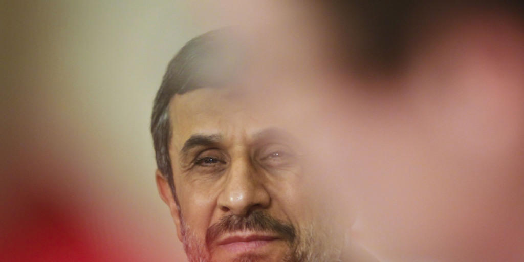 Hatte mit einer harten Haltung gegen Israel und die USA Schlagzeilen gemacht: Irans Ex-Präsident Mahmud Ahmadinedschad. Nun möchte er zurück auf die politische Bühne (Archiv)