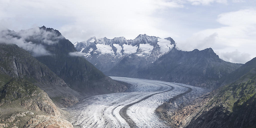 Blick von der Moosfluh auf den Aletschgletscher im Juli 2017. Im Alpenraum gehen die Gletscher besonders stark zurück. (Archivbild)