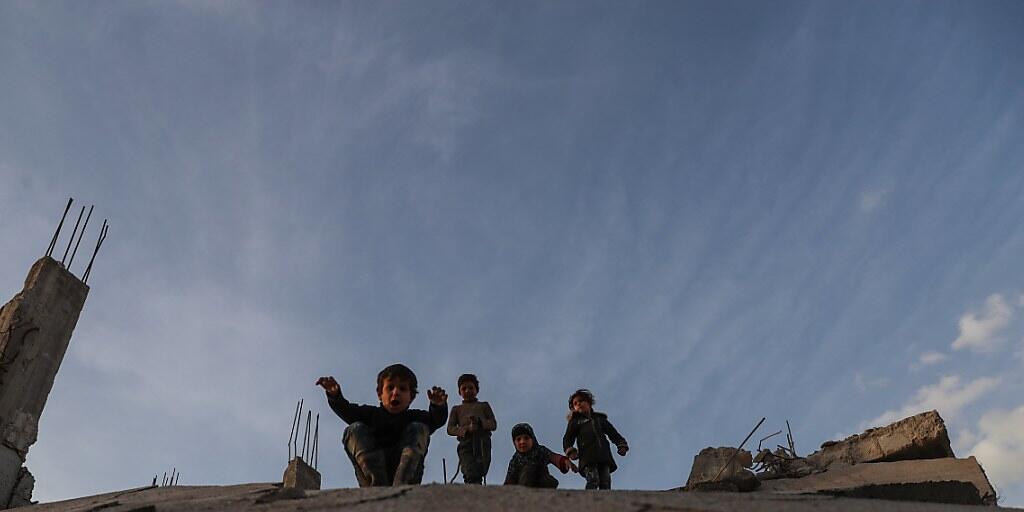 Kinder spielen in Syrien auf einer Ruine. Fünf Millionen syrische Kinder sind laut UNICEF auf humanitäre Hilfe angewiesen. (Archiv)