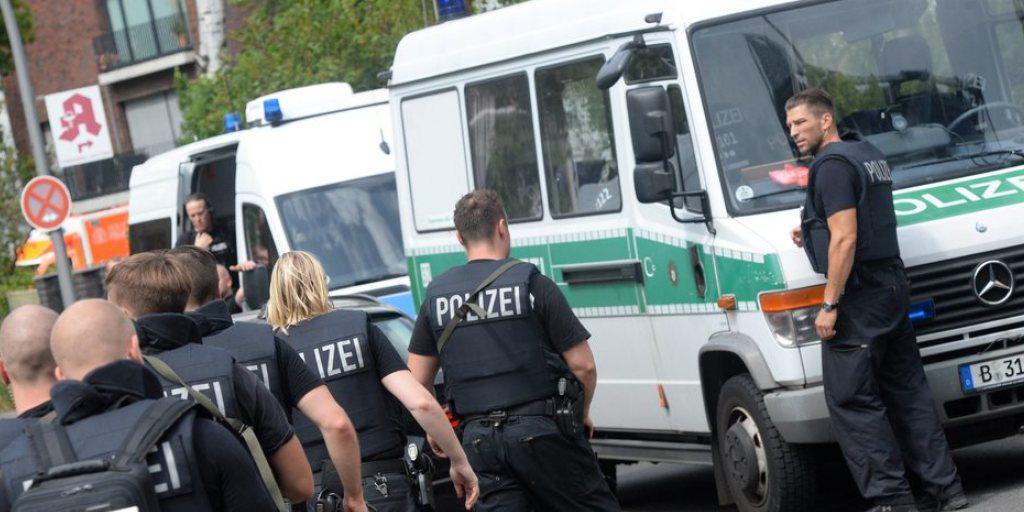 Aufgebot von Polizeikräften nach den Schüssen im Benjamin-Franklin-Spital in Berlin-Steglitz. Aufgebot von Polizeikräften nach den Schüssen im Benjamin-Franklin-Spital in Berlin-Steglitz.
