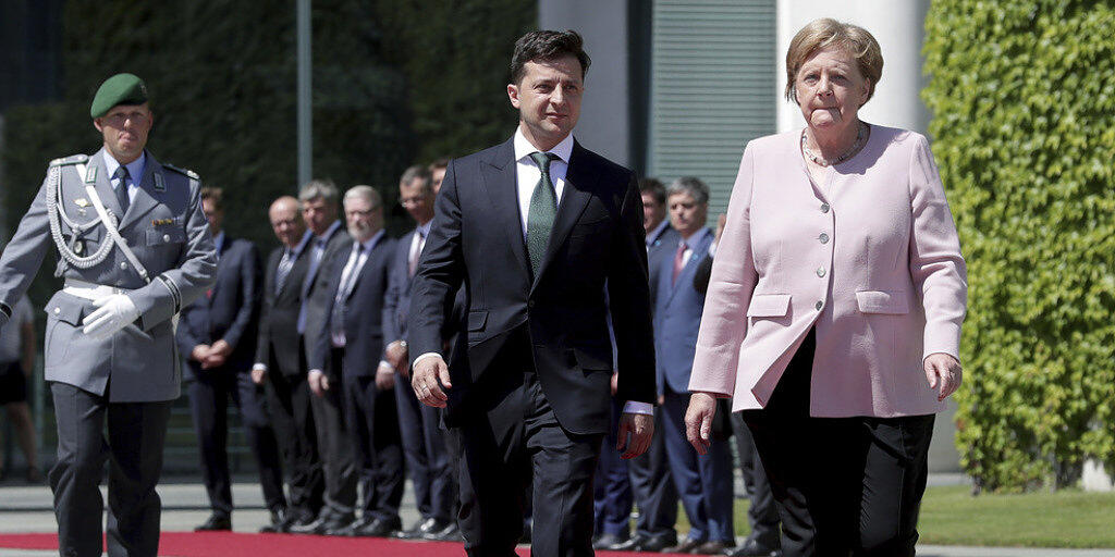 Angela Merkel und der ukrainische Präsident Wolodymyr Selenskyj am Dienstag in Berlin - beim Empfang Selenskyjs mit militärischen Ehren erlitt Merkel bei der Nationalhymne einen Zitteranfall.