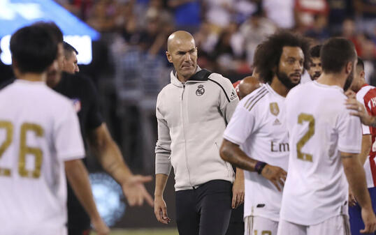 Zinedine Zidane beobachtet den Auftritt seiner Spieler gegen Stadtrivale Atlético kritisch