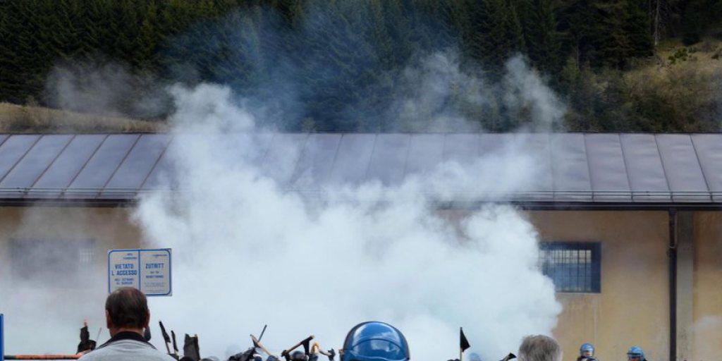 Die Polizei setzte Tränengas gegen die etwa 500 Protestierenden ein.
