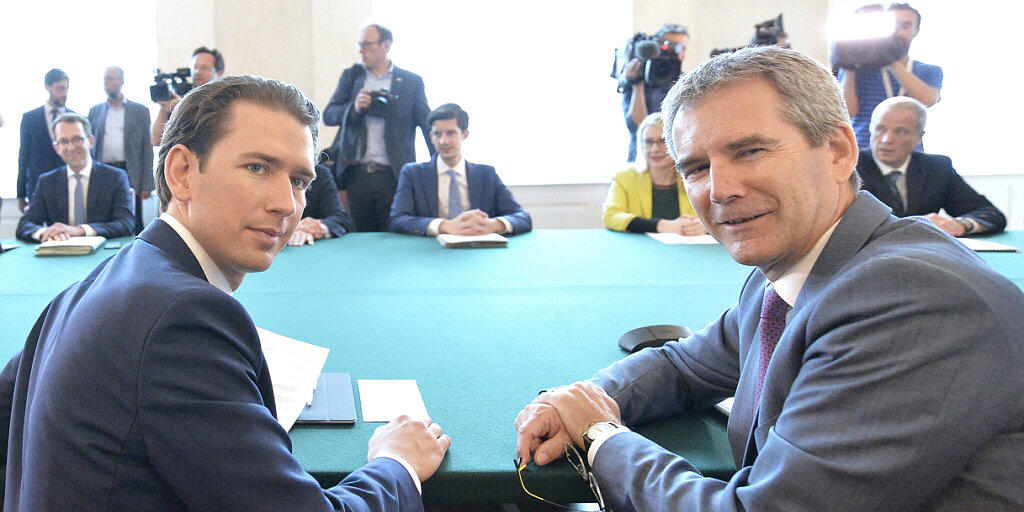 Nach dem Misstrauensvotum gegen die Regierung von Österreichs Kanzler Sebastian Kurz (links im Bild) soll nun Vizekanzler Hartwig Löger (rechts) die Geschäfte zunächst weiterführen. (Archivbild)