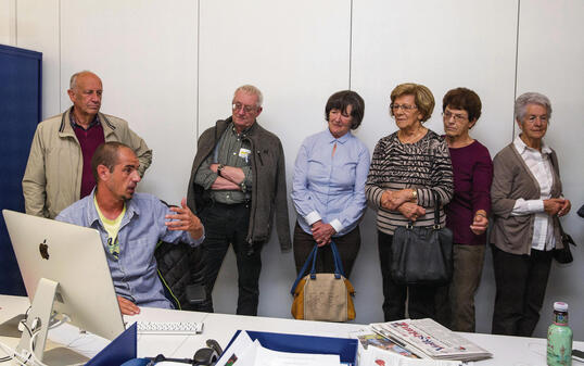 Seniorenbesuch im Medienhaus