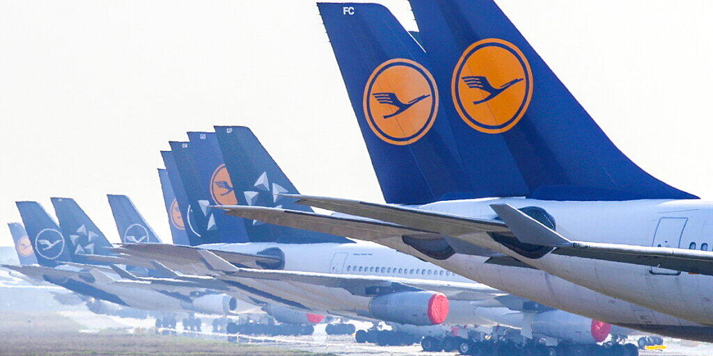 Die Coronakrise hat bei der Lufthansa auch im dritten Quartal zu einem milliardenschweren Verlust geführt. Von Juli bis September fiel ein bereinigter Betriebsverlust (Ebit) von 1,26 Milliarden Euro an. (Archivbild)