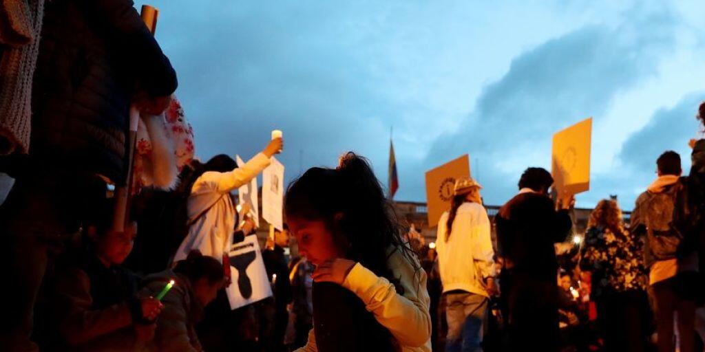 Tausende zündeten in Kolumbien Kerzen an gegen die Ermordungen von Menschenrechtsaktivisten.