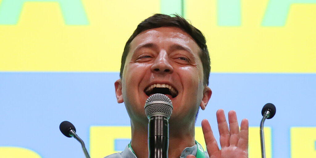 Der Ex-Komiker hat gut lachen: Wolodymir Selenskyj hat sich mit einem Erdrutschsieg die Machtbasis im ukrainischen Parlament geschaffen, um seine politischen Pläne umsetzen zu können. Er kann mit grösster Sicherheit alleine regieren.