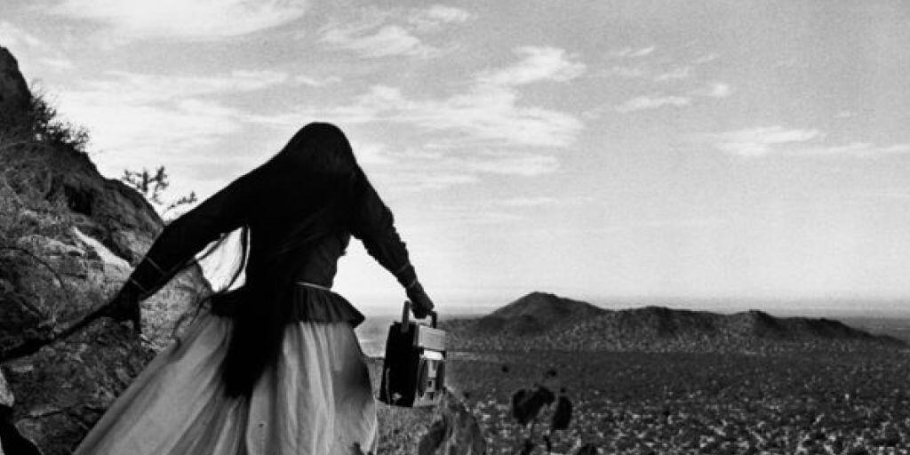 Die Fotografie "Mujer ángel, Sonoran Desert, Mexico" (1979) ist Teil der Ausstellung "25 Jahre! Gemeinsam Geschichte(n) schreiben" im Fotomuseum Winterthur. Die Ausstellung dauert vom 20. Oktober 2018 bis 10. Februar 2019.