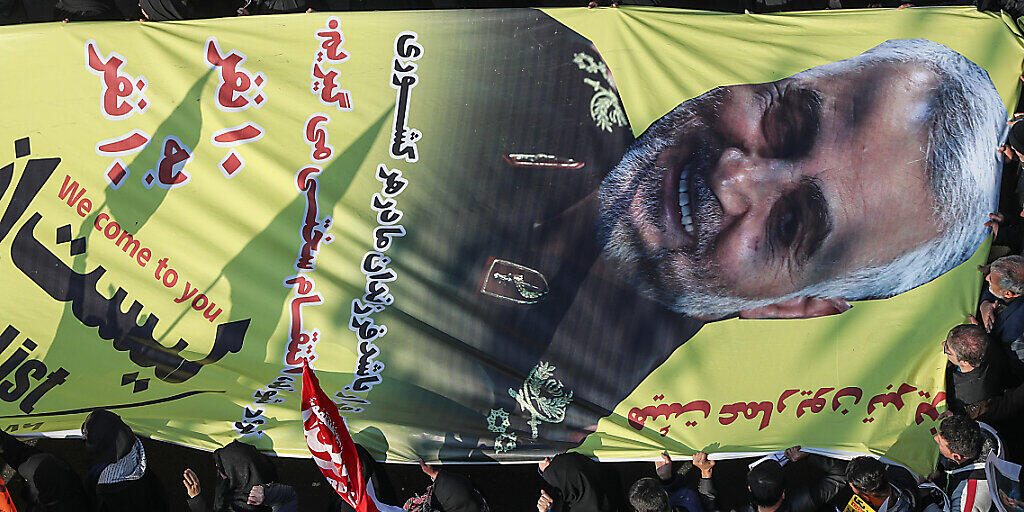 ARCHIV - Trauerzug für den iranischen General Ghassem Soleimani in Teheran, der am 3. Januar 2020 unter Einsatz einer Drohne vom US-amerikanischen Militär im Irak getötet wurde. Foto: Saeid Zareian/dpa