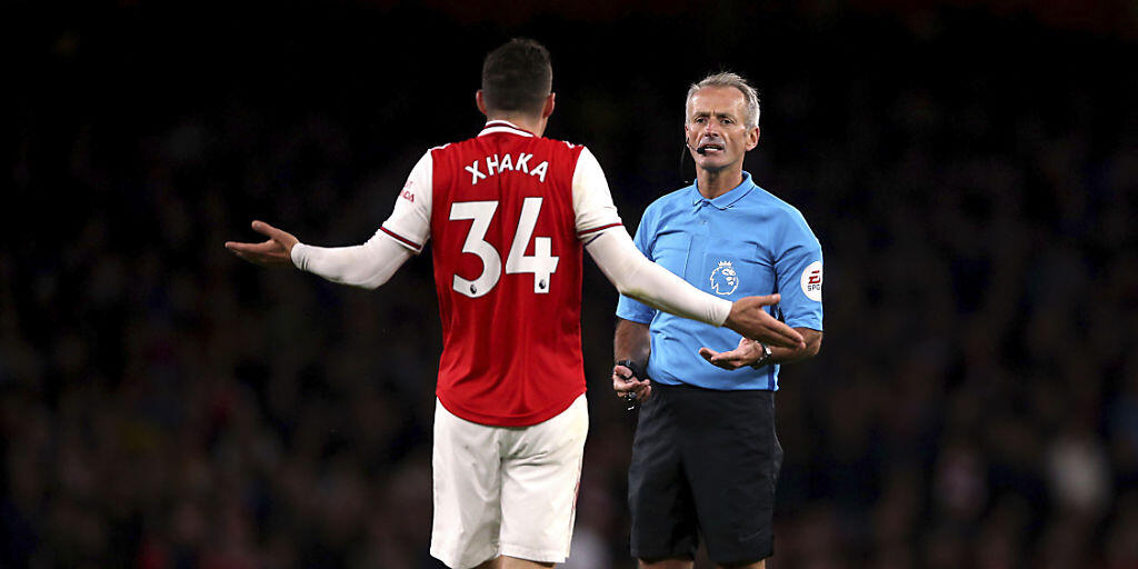 Granit Xhaka diskutiert mit dem Schiedsrichter. Granit Xhaka diskutiert mit dem Schiedsrichter.