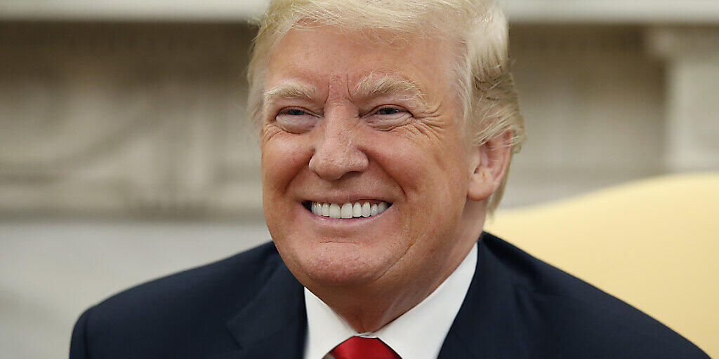 US-Präsident Donald Trump freut sich am Mittwoch über das abgeschmetterte Amtsenthebungsverfahren. (Archivbild)