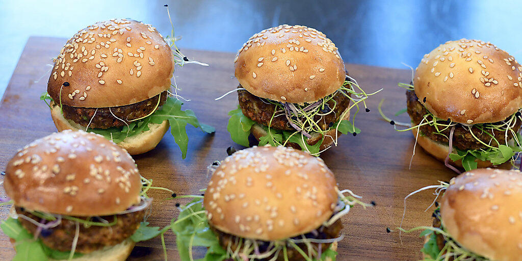 Auf den ersten Blick ist nicht zu erkennen, dass diese Burger Insekten enthalten. Die Insektenprodukte, die seit August im Handel sind, verkaufen sich gut und erobern nun auch die Gastronomie. (Archivbild von einer Degustation im August 2017)