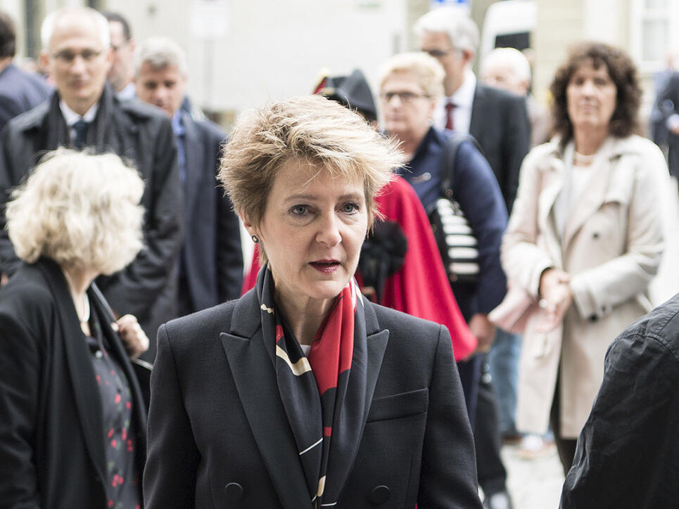 Bundesrätin Simonetta Sommaruga auf dem Weg zur Trauerfeier für den verstorbenen Alexander Tschäppät im Berner Münster.