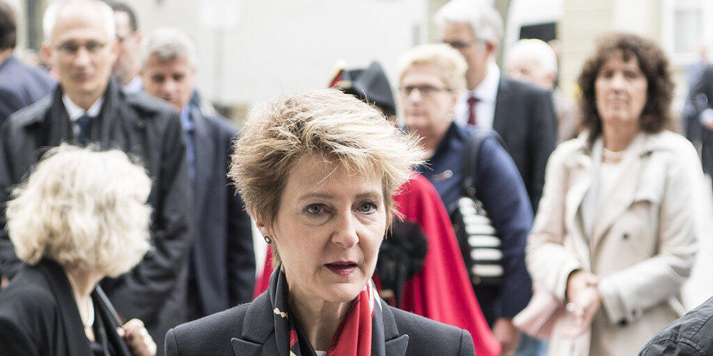 Bundesrätin Simonetta Sommaruga auf dem Weg zur Trauerfeier für den verstorbenen Alexander Tschäppät im Berner Münster.