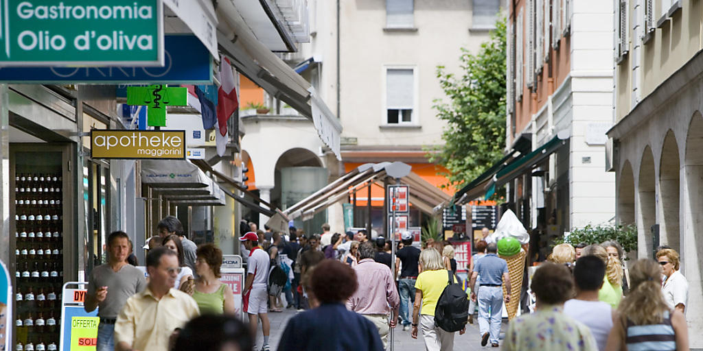 Im Tessin bleiben die Geschäfte künftig unter der Woche eine halbe Stunde länger für die Kunden geöffnet. Ein Referendum sollte dies verhindern - es scheiterte allerdings am Sonntag an der Urne.