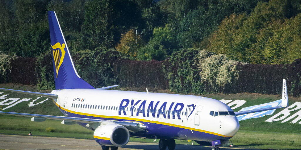 Beim Billigflieger Ryanair ist der Gewinn im Sinkflug. (Archiv)