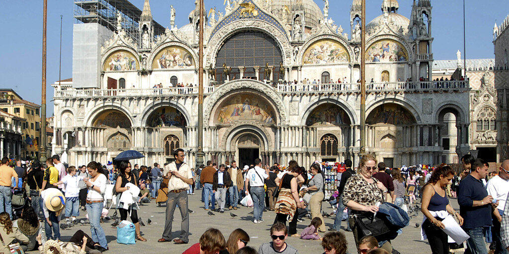 Touristen auf dem Markusplatz in Venedig. (Archivbild)