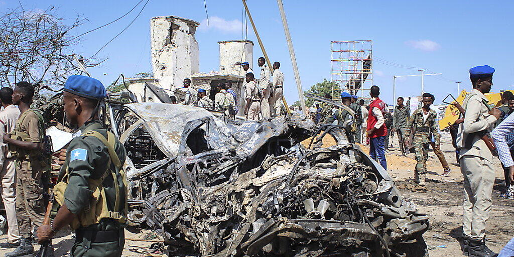 Ein Bild der Verwüstung in Mogadischu: Ein mit Sprengstoff beladener Lastwagen war an einem Kontrollpunkt in einem belebten Stadtviertel während des morgendlichen Berufsverkehrs in die Luft geflogen. Ein Bild der Verwüstung in Mogadischu: Ein mit Sprengstoff beladener Lastwagen war an einem Kontrollpunkt in einem belebten Stadtviertel während des morgendlichen Berufsverkehrs in die Luft geflogen.