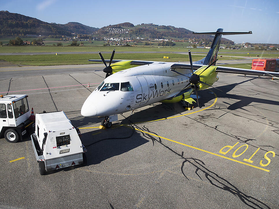 Ein Flugzeug der Regionalfluggesellschaft SkyWork auf dem Flughafen Bern-Belp. (Archivbild)