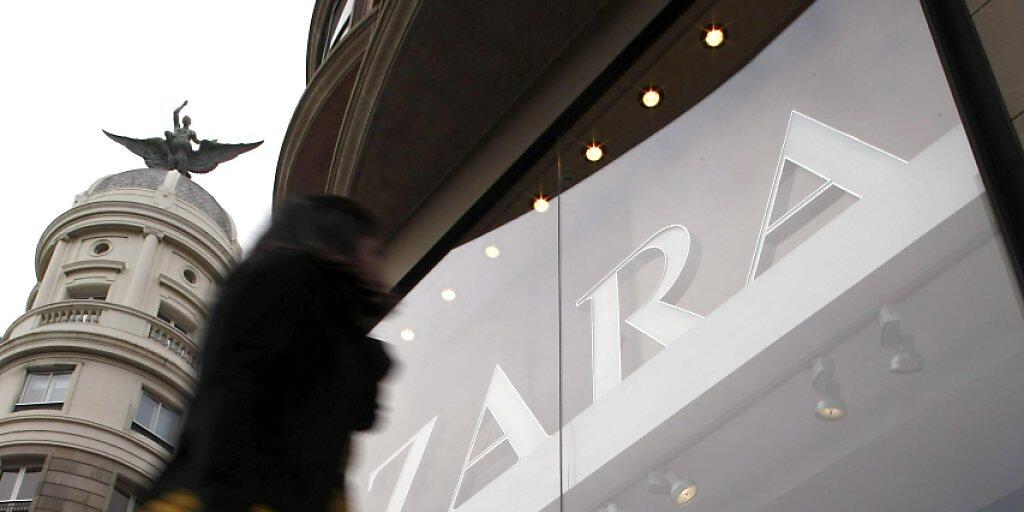 Kleider der Marke Zara verkaufen sich weltweit sehr gut. Der spanische Modekonzern Inditex hat den Umsatz im laufenden Jahr deutlich gesteigert.(Symbolbild)