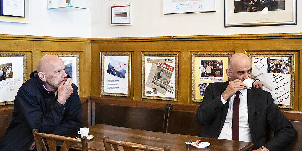 Machen den Beizern mit ihren Massnahmen das Leben nach der Wiedereröffnung schwer: Gesundheitsminister Alain Berset (rechts) und der Covid-19-Delegierte des BAG, Daniel Koch (links), hier bei einem Restaurant-Besuch in Freiburg. (Archivbild)