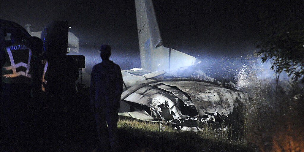 Das Wrack des Milit&auml;rflugzeugs Antonow AN-26 wird von einer Lampe angestrahlt. Foto: -/AP/dpa - ACHTUNG: Nur zur redaktionellen Verwendung und nur mit vollst&auml;ndiger Nennung des vorstehenden Credits