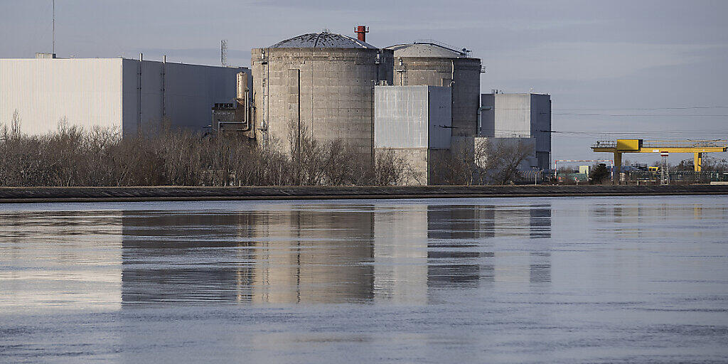 Direkt am Rhein und damit an der Grenze zu Deutschland: das französische Atomkraftwerk im elsässischen Fessenheim Zum Leidwesen der Basler ist das AKW auch nur rund 40 Kilometer vom Barfüsserplatz entfernt. Direkt am Rhein und damit an der Grenze zu Deutschland: das französische Atomkraftwerk im elsässischen Fessenheim Zum Leidwesen der Basler ist das AKW auch nur rund 40 Kilometer vom Barfüsserplatz entfernt.
