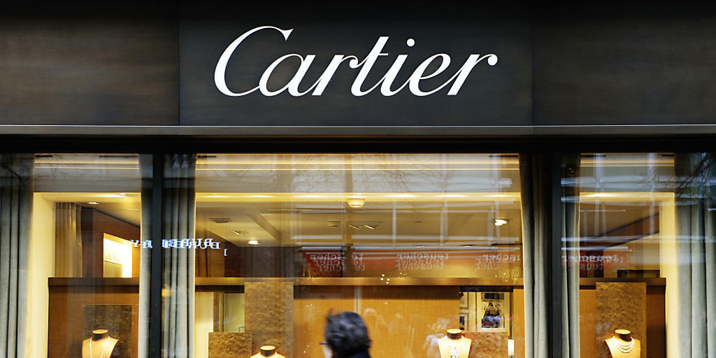 Eine Passantin geht an einem Schaufenster des Mode- und Schmucklabels Cartier vorbei. (Archivbild)
