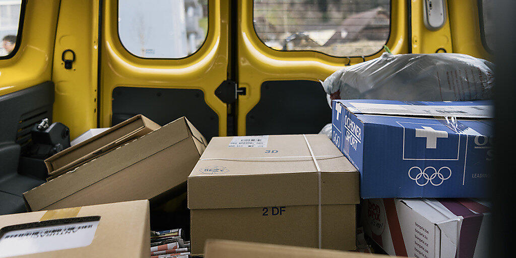 Am Freitagmorgen gelang es einem unbekannten Mann, in Lugano einige Pakete aus einem Post-Lieferwagen zu stehlen. (Symbolbild)