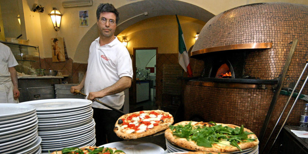 Pizza ist in Italien so wichtig, dass sie UNESCO-Weltkulturerbe werden soll - hier eine Szene aus einem Restaurant in Neapel, wo die Pizza herkommen soll. (Archiv) Pizza ist in Italien so wichtig, dass sie UNESCO-Weltkulturerbe werden soll - hier eine Szene aus einem Restaurant in Neapel, wo die Pizza herkommen soll. (Archiv)