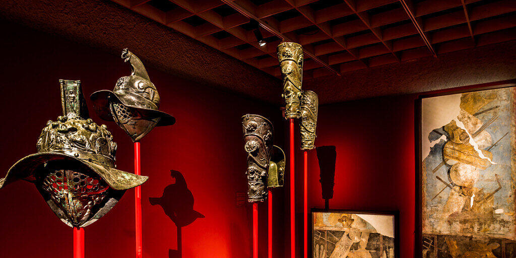 Prachtvoll verzierte Gladiatoren-Helme und Rüstungsteile aus Pompeji.