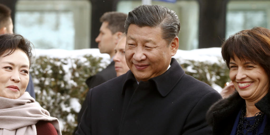 Der chinesische Präsident Xi Jinping mit seiner Gattin, First Lady Peng Liyuan (links) und Bundespräsidentin Doris Leuthard (rechts) in Kehrsatz bei Bern.