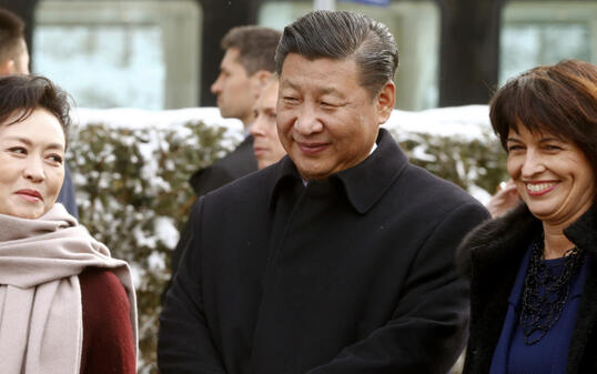 Der chinesische Präsident Xi Jinping mit seiner Gattin, First Lady Peng Liyuan (links) und Bundespräsidentin Doris Leuthard (rechts) in Kehrsatz bei Bern.